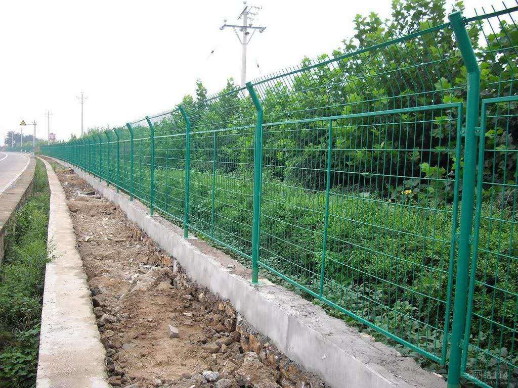 广东省某省道改扩建项目 —— 犇顶框架护栏网保障公路双向车流安全(图1)